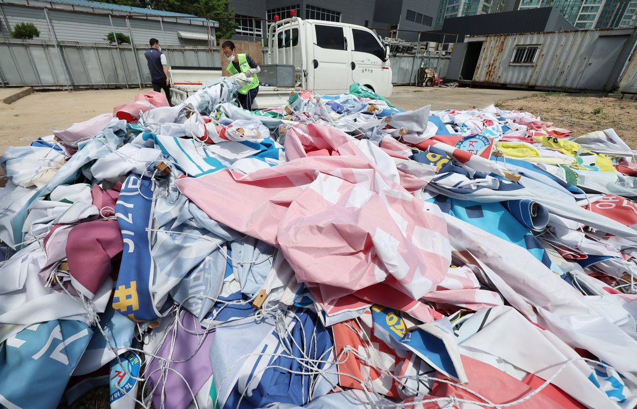 Campaign banners are piled up in Eunpyeong-gu, Seoul, a day after the June 1 local elections. (Yonhap)