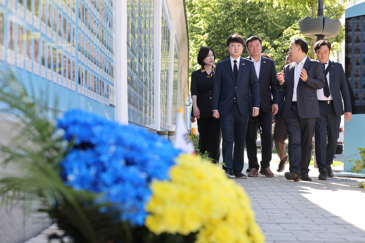 In this photo provided by the People Power Party (PPP) on Wednesday, PPP Chairman Lee Jun-seok (2nd from L) and other PPP members visit the Wall of Rememberance in Kyiv, Ukraine. (PPP)
