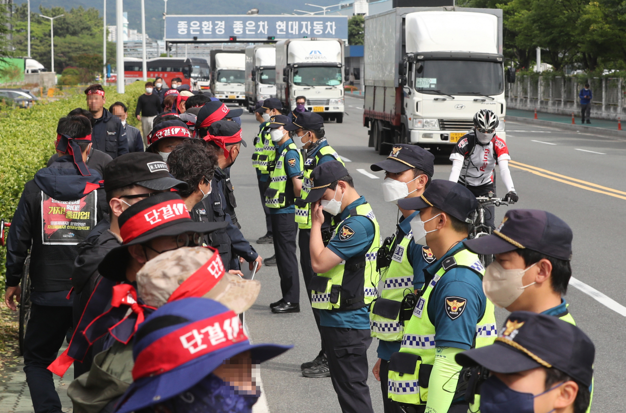 Members of Cargo Truckers Solidarity stage a strike for basic wages amid soaring diesel prices in front of a gate of Hyundai Motor's Ulsan plant, about 410 kilometers southeast of Seoul, on Wednesday. (Yonhap)