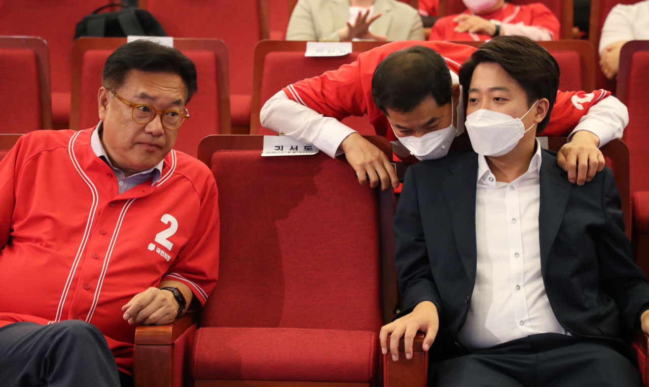 Rep. Chung Jin-suk (left) and People Power Party Chairman Lee Jun-seok (right) talk at the party`s situation room inside the National Assembly Library on June 1. (Joint Press Corps)