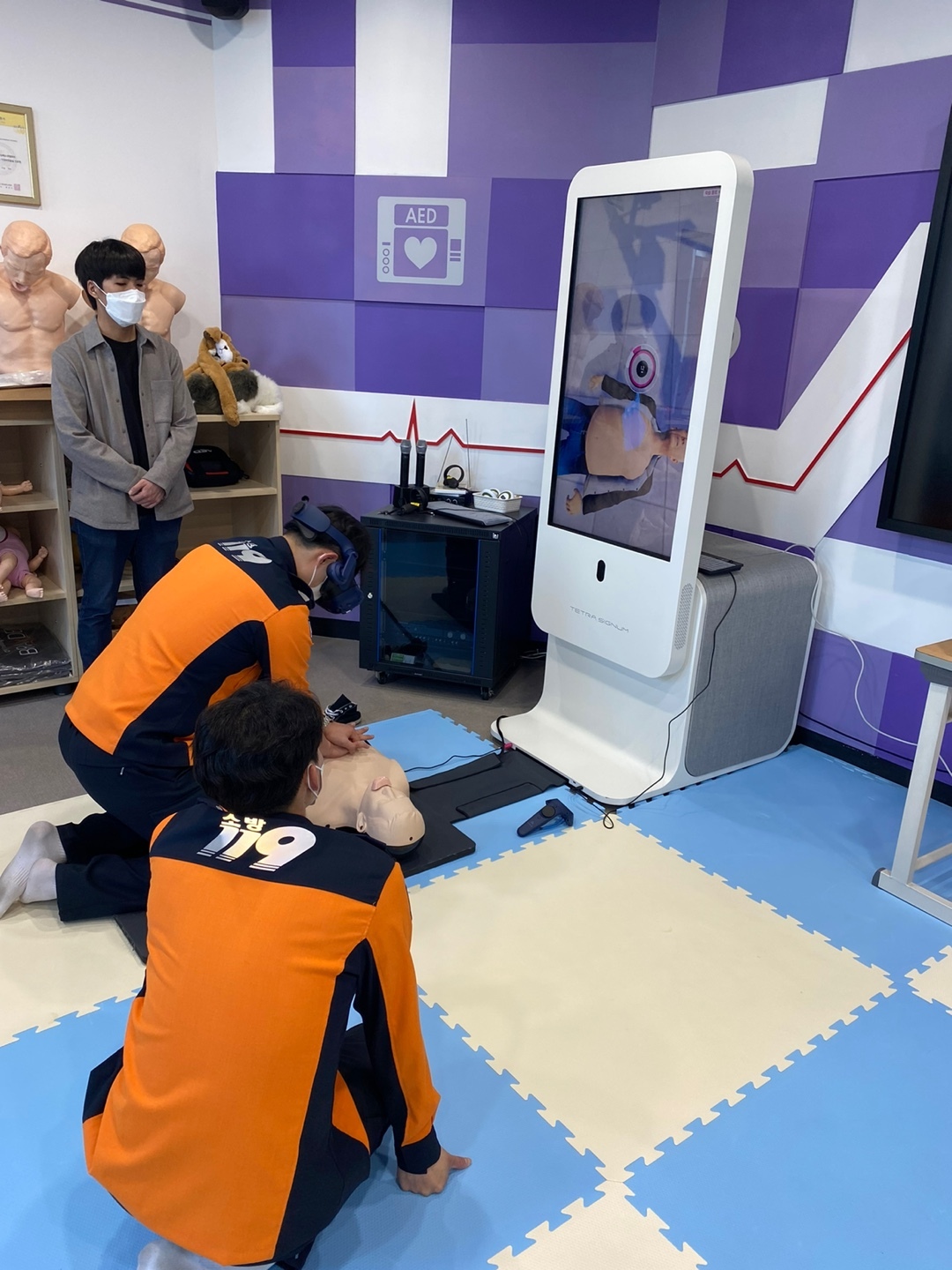 Student firefighters train for CPR with mannequins using virtual reality technology at the National Fire Service Academy. (Tetra Signum)