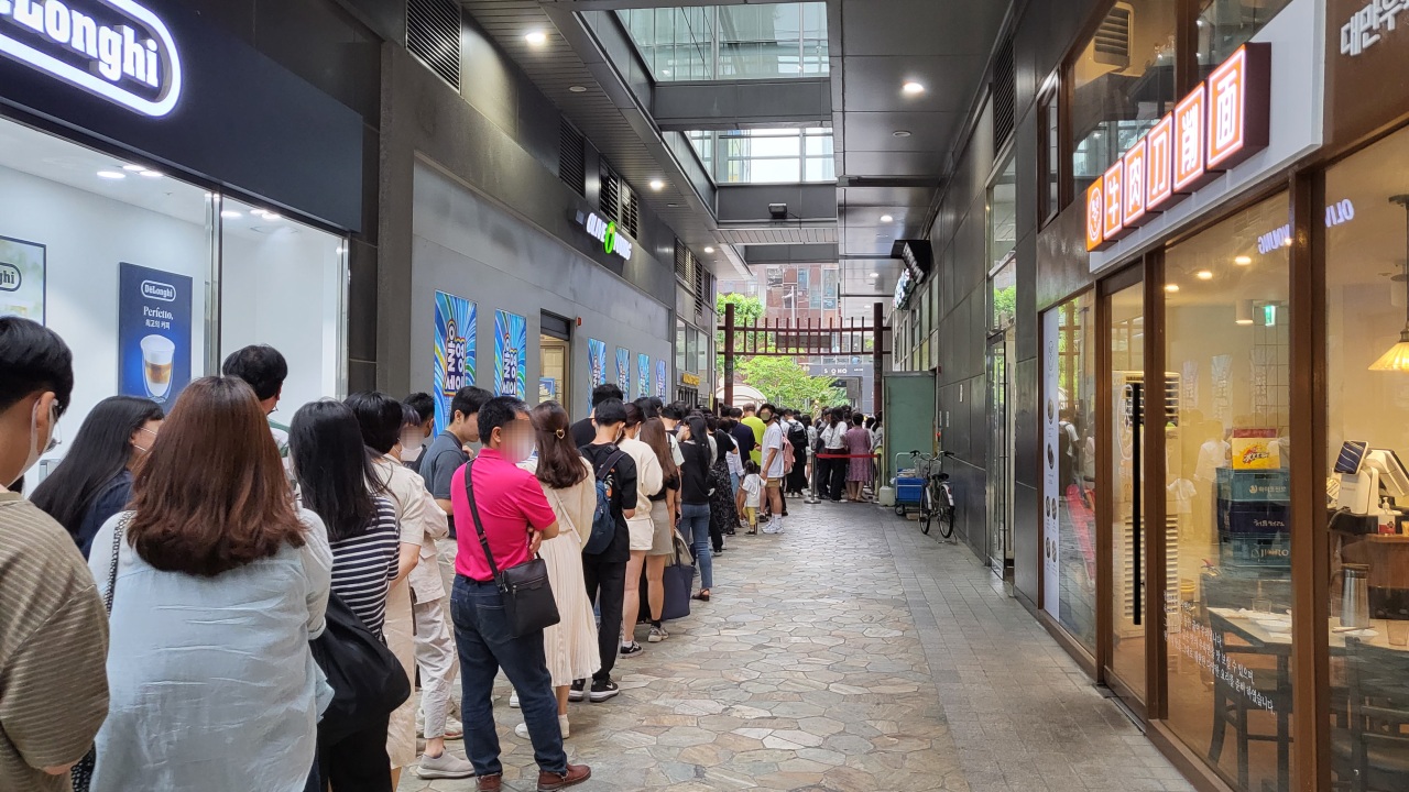 People wait in line at Mijin restaurant in the Gwanghwamun area on Sunday. (Kim Hae-yeon/ The Korea Herald)