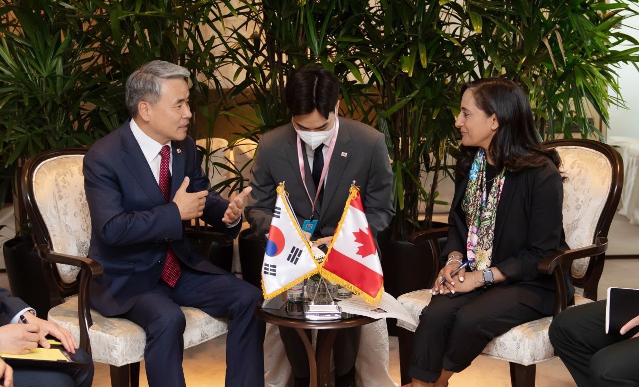 South Korean Defense Minister Lee Jong-sup (L) meets with his Canadian counterpart, Anita Anand, in Singapore on Friday on the sidelines of the Shangri-La Dialogue, a regional security forum. (South Korea's Ministry of National Defense)