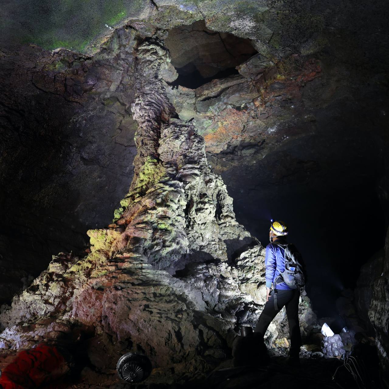 Volcanologist Ahn Ung-san examines a 7.6-meter-tall lava column inside the Manjanggul cave. Photo @ Hyungwon Kang
