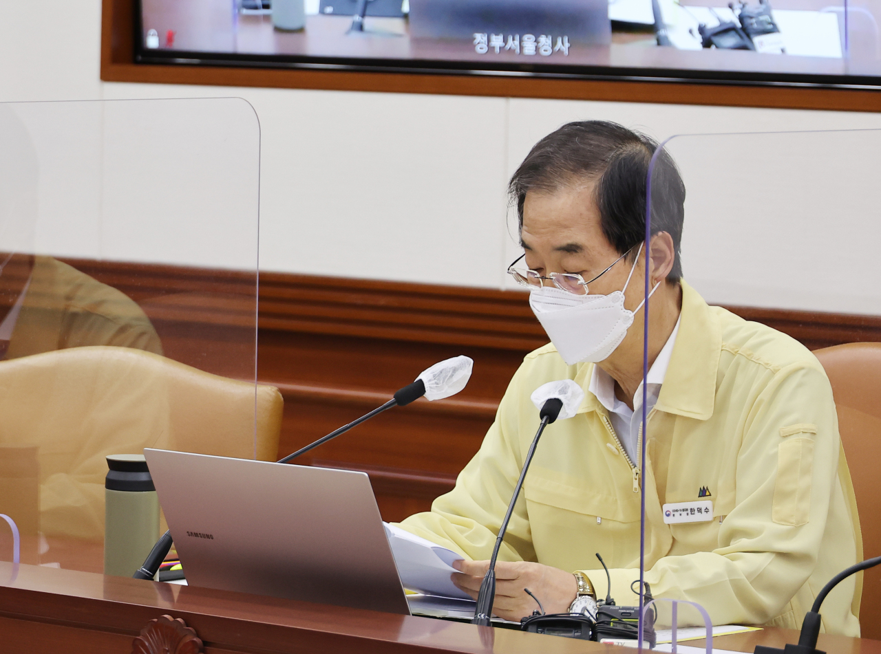 Prime Minister Han Duck-soo speaks during a COVID-19 response meeting on Friday. (Yonhap)