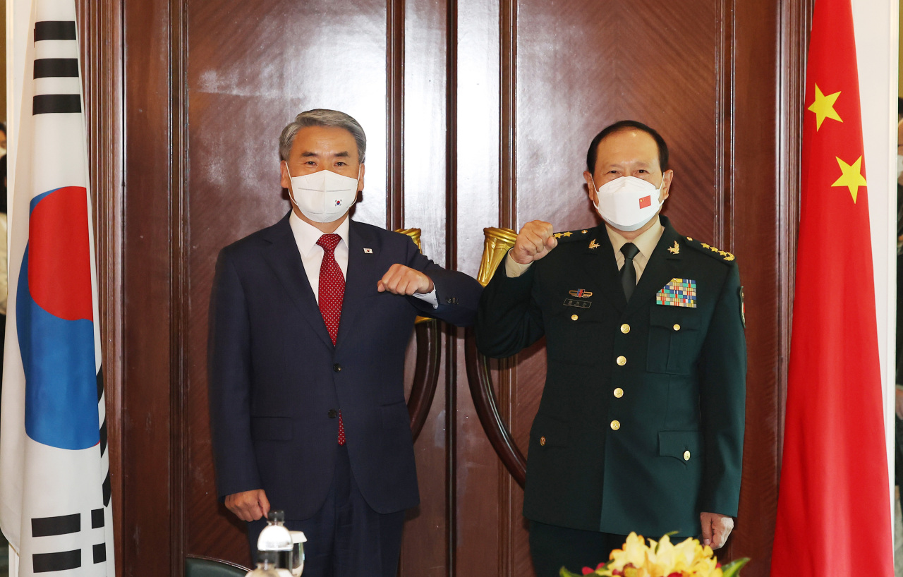 South Korean Defense Minister Lee Jong-sup (L) poses for a photo with his Chinese counterpart, Wei Fenghe, during a bilateral meeting in Singapore on Friday on the sidelines of the Shangri-La Dialogue Asian security summit. (Yonhap)