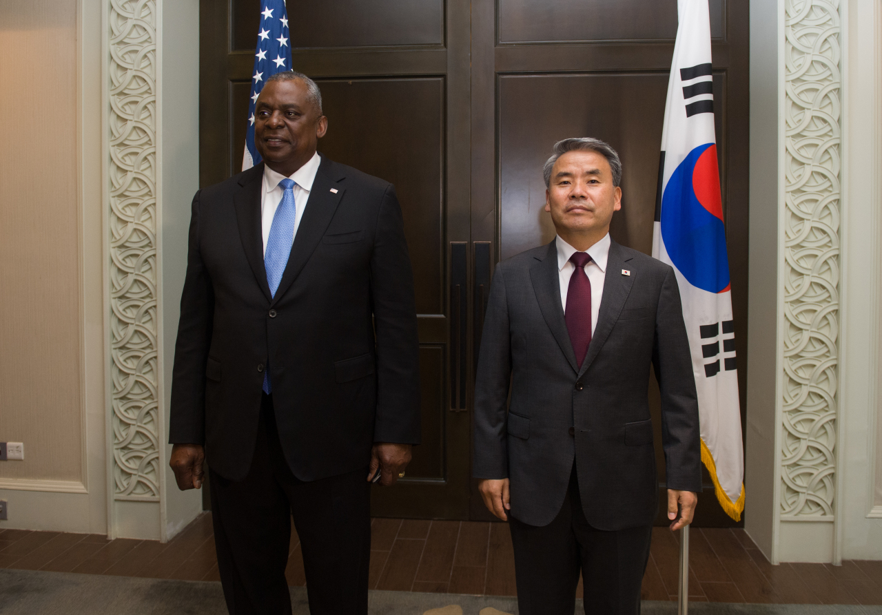 Defense Minister Lee Jong-sup (R) and his U.S. counterpart, Lloyd Austin, pose for a photo before their talks on the sidelines of a security forum in Singapore on Saturday. (Ministry of National Defense)