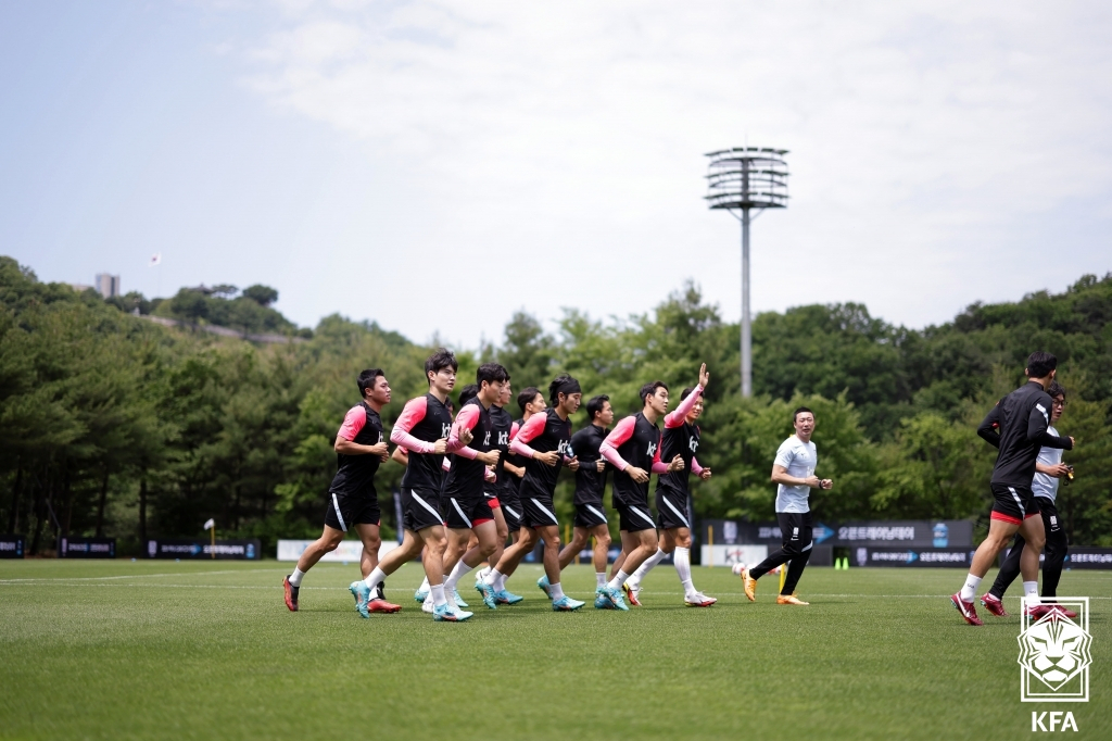 Members of the South Korean men's national football team train at the National Football Center in Paju, Gyeonggi Province, during an open training session on Saturday, in this photo provided by the Korea Football Association. (Korea Football Association)
