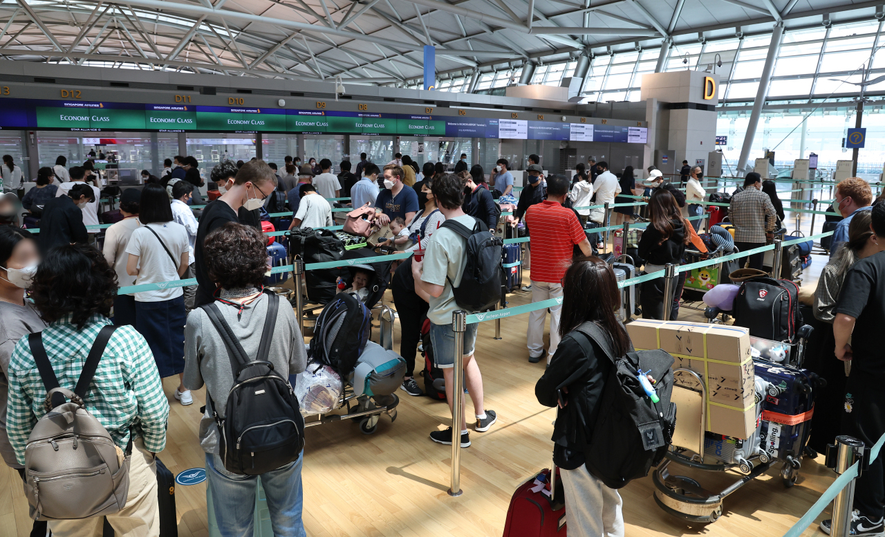 A check-in counter at Incheon International Aiport, west of Seoul, is crowded with passengers. (Yonhap)