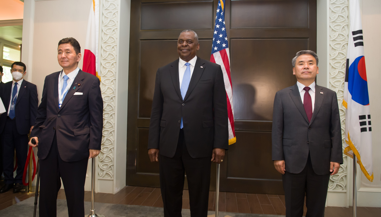 이종섭 한국 국방부 장관(오른쪽), 로이드 오스틴 미국 국방부 장관(가운데), 일본 기시 노부오(왼쪽) 국방부 장관이 연례 샹그릴라 대화의 여백에서 3국 회담을 열기 전에 기념 촬영을 하고 있다. 토요일에 싱가포르에서.  (국방부)