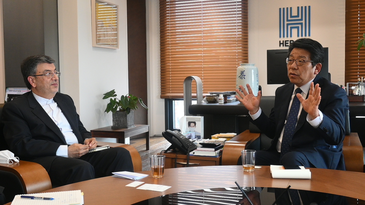 Iran’s Ambassador to South Korea Saeed Badamchi Shabestari (left), and The Korea Herald CEO Choi Jin-young exchange views during a courtesy visit to the Herald Corp. headquarters in Yongsan-gu, central Seoul, June 8. (Sanjay Kumar /The Korea Herald)