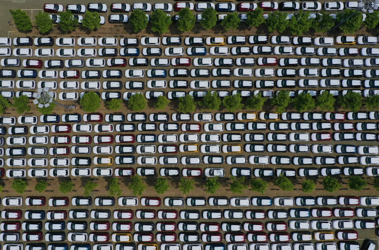 Cars ready for export are stuck parked in Gwangmyeong, Gyeonggi Province, Sunday. (Yonhap)