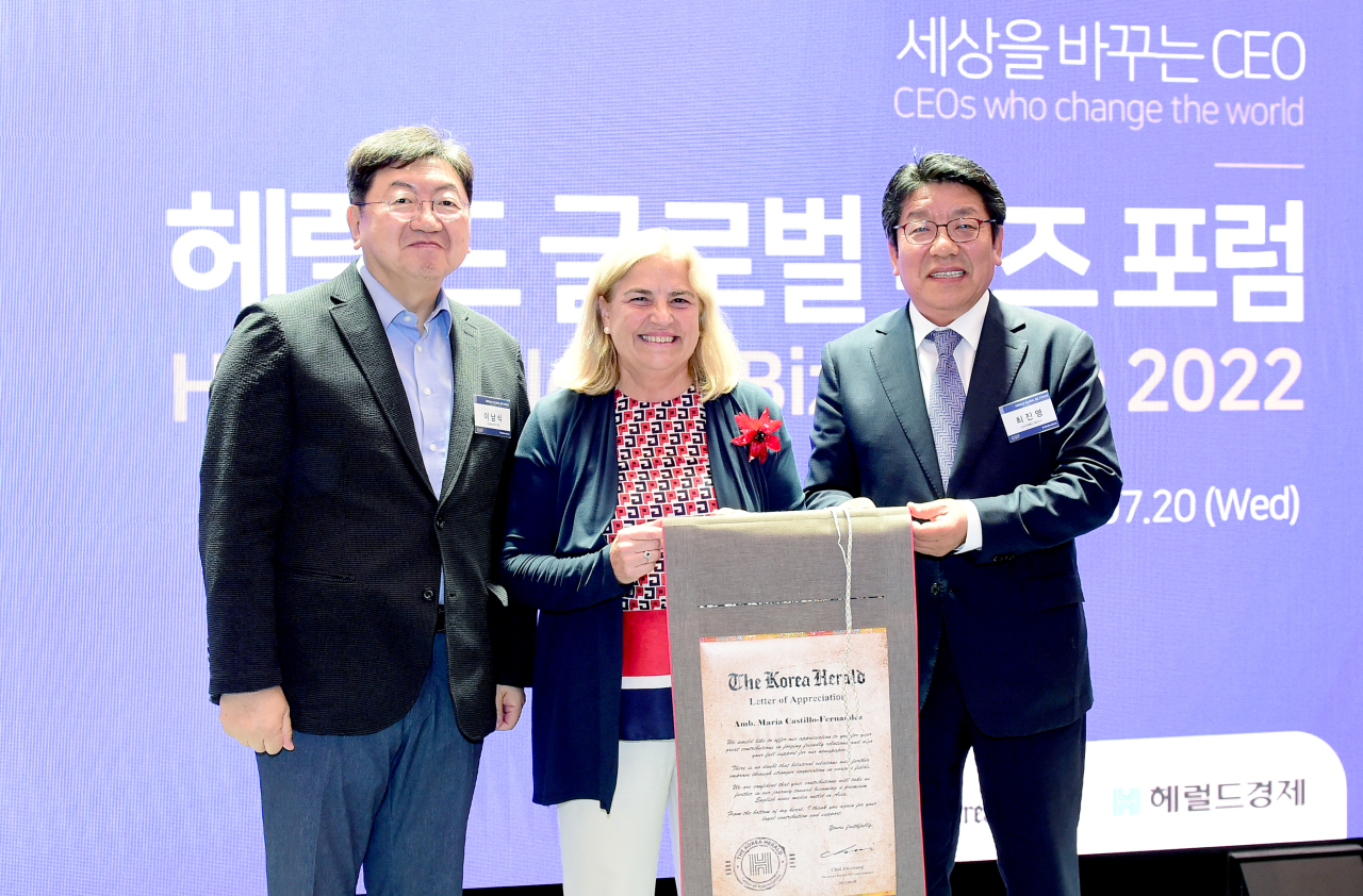 Seoul Institute of the Arts President Lee Nam-sik (first from left) and The Korea Herald CEO Choi Jin-young (third from left) presents a letter of appreciation to EU Ambassador to Korea Maria Castillo Fernandez at the second session of The Korea Herald’s Global Business Forum at the Ambassador Hotel, Seoul, on June 8. (Jenny Sung)