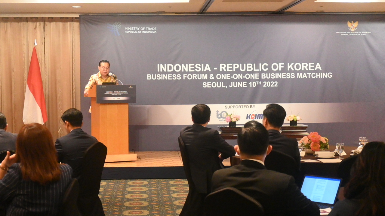 Indonesian Ambassador Gandi Sulistiyanto Soeherman delivers remarks at the Indonesia-Korea Business Forum hosted by the Indonesian Embassy at Lotte Hotel in central Seoul on Friday. (Sanjay Kumar/ The Korea Herald)