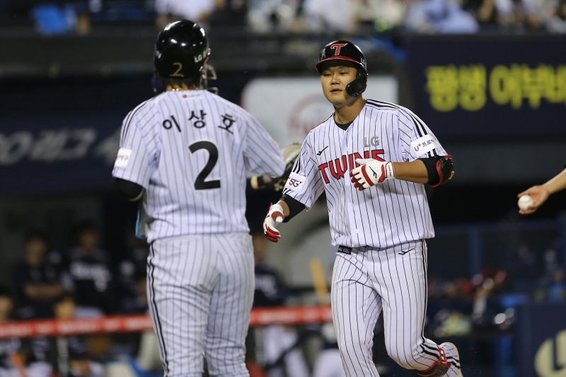 Son Ho-young of the LG Twins (R) is congratulated by teammate Lee Sang-ho after hitting a two-run home run against the Doosan Bears during the bottom of the eighth inning of a Korea Baseball Organization regular season game at Jamsil Baseball Stadium in Seoul last Friday, in this photo provided by the Twins. (Yonhap)