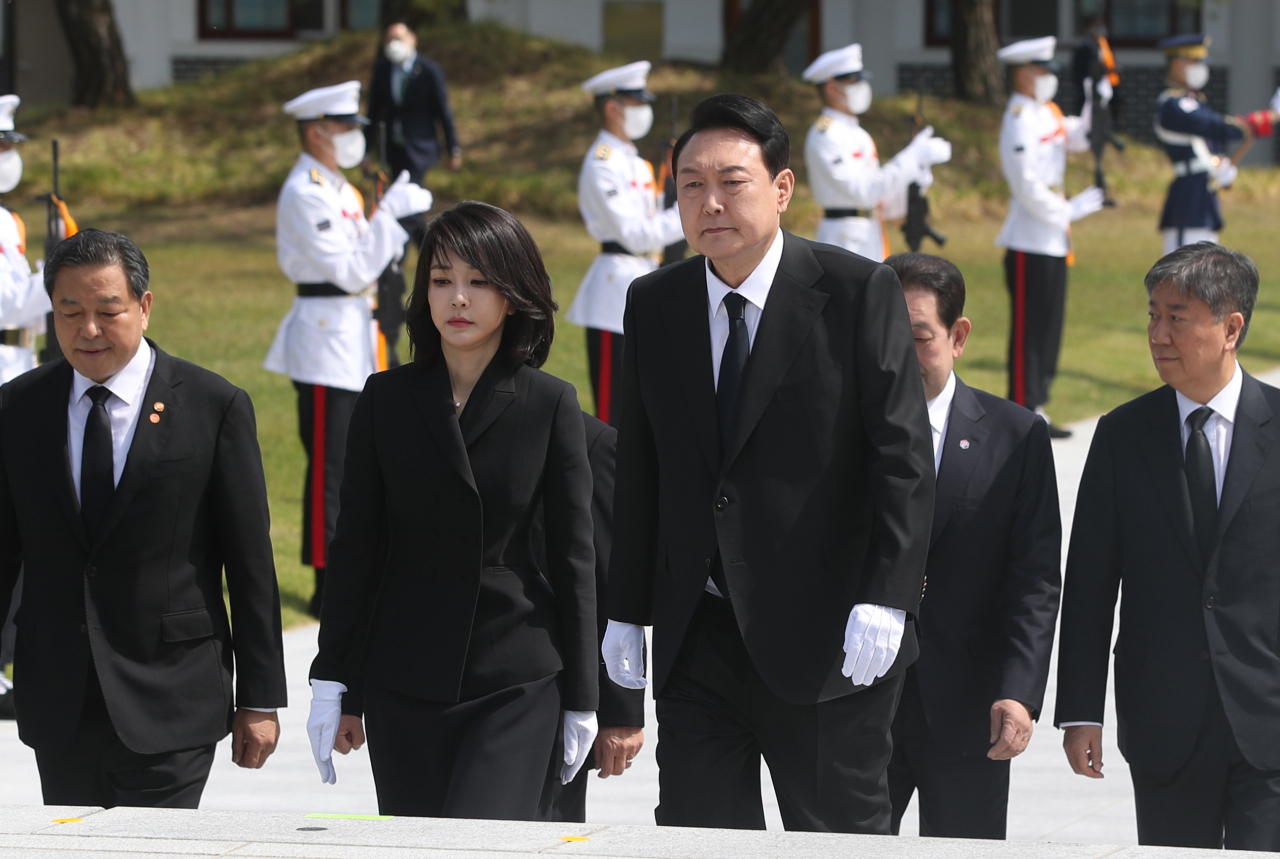 South Korean President Yoon Suk-yeol (R) and his wife Kim Keon-hee visit the Seoul National Cemetery to pay respect to fallen heroes on May 10. (Yonhap)