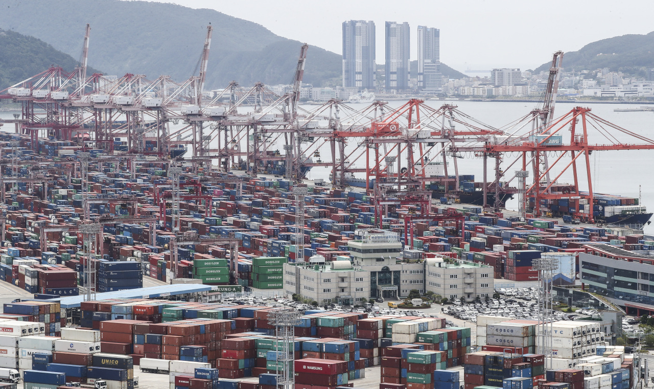 A view of container terminal at Busan Harbor last Friday (Yonhap)