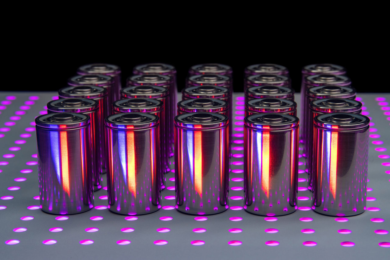 An image of 4680-type cylindrical batteries (123rf)