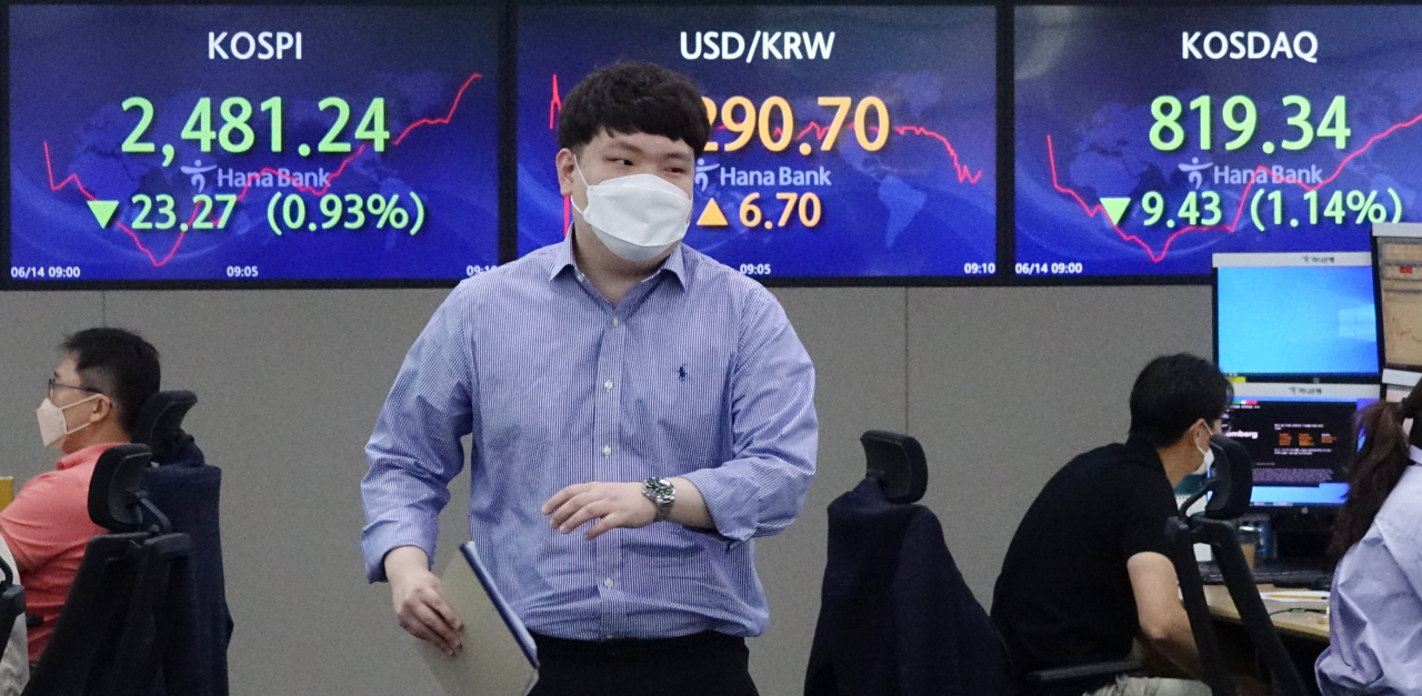 Screens at a Hana Bank dealing room in Seoul show the trading values of the KOSPI main stock price index and the Korean currency on Tuesday. (Yonhap)