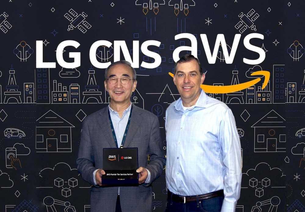 LG CNS CEO Kim Young-shub (left) and Matt Garman, senior vice president of worldwide sales and marketing at AWS (LG CNS)