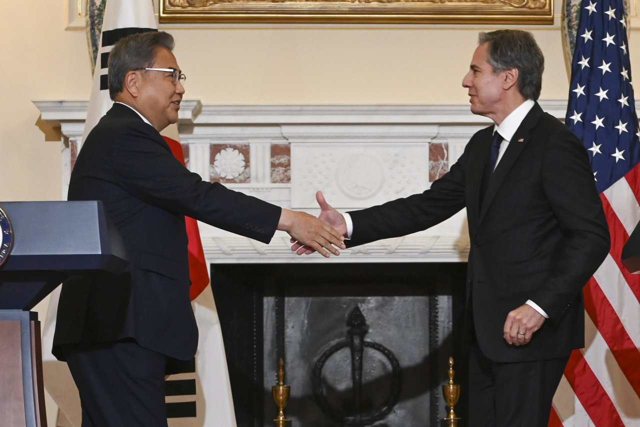 South Korean Foreign Minister Park Jin (left) and US Secretary of State Antony Blinken shake hands at a press conference following their bilateral talks in Washington on Monday. (Yonhap)