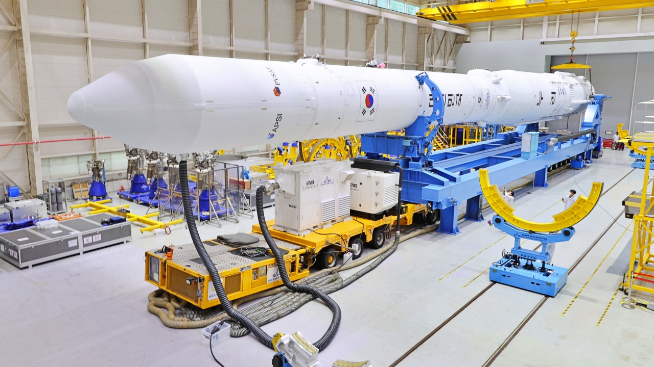 Nuri rocket is being loaded onto a transportation vehicle on Monday at Naro Space Center in Goheung, South Jeolla Province. (Joint Press Corp.)
