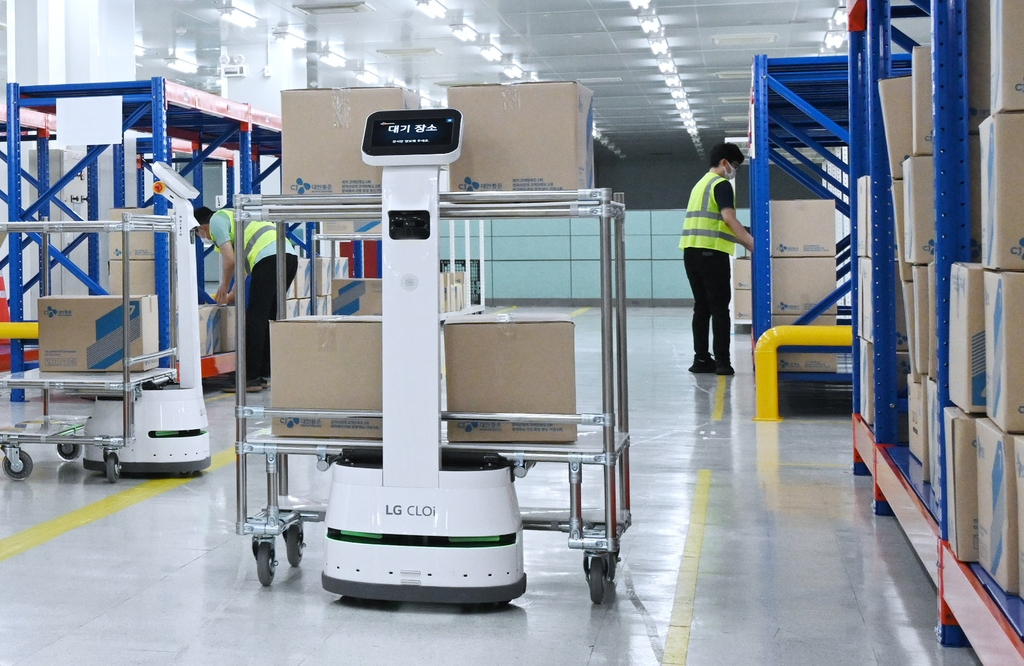 A robot developed by LG Electronics Incs. is carrying parcels at a distribution center in South Korea in this photo provided by the company on Wednesday. (LG Electronics Incs.)