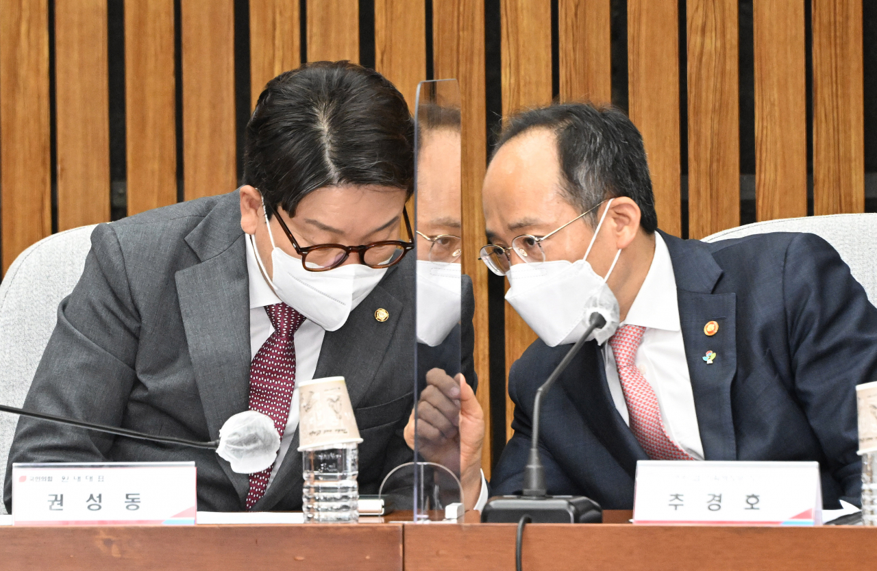 Finance Minister Choo Kyung-ho (R) speaks with Rep. Kweon Seong-dong, the floor leader of the ruling People Power Party, during a party-government consultative meeting on economy policy at the National Assembly in Seoul on Wednesday (Yonhap)