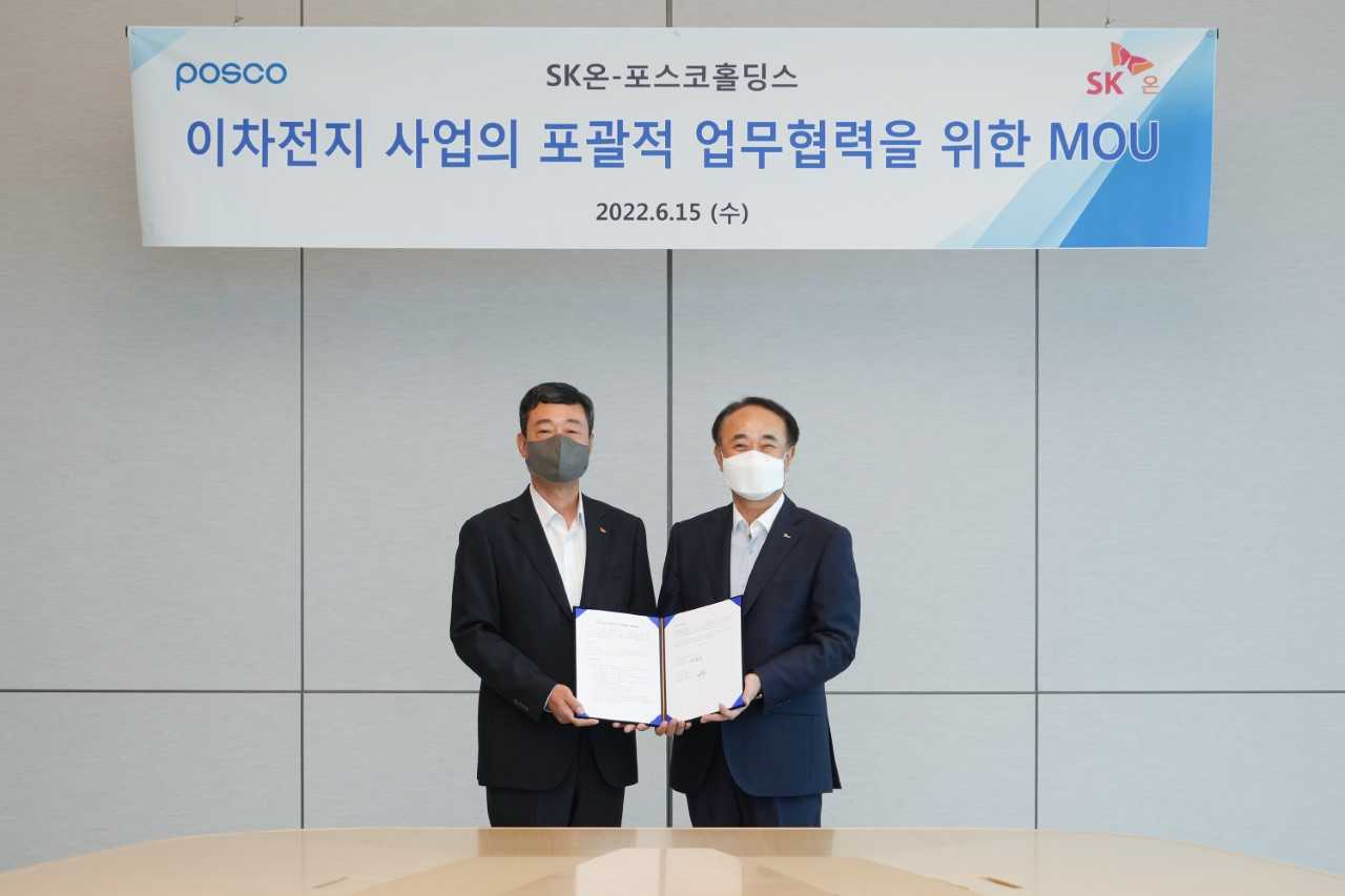 SK On CEO Ji Dong-seop (left) and Yoo Byung-ok, head of Posco Holdings’ eco-friendly future materials business division, signed a memorandum of understanding on Wednesday in Seoul. (Posco Holdings)