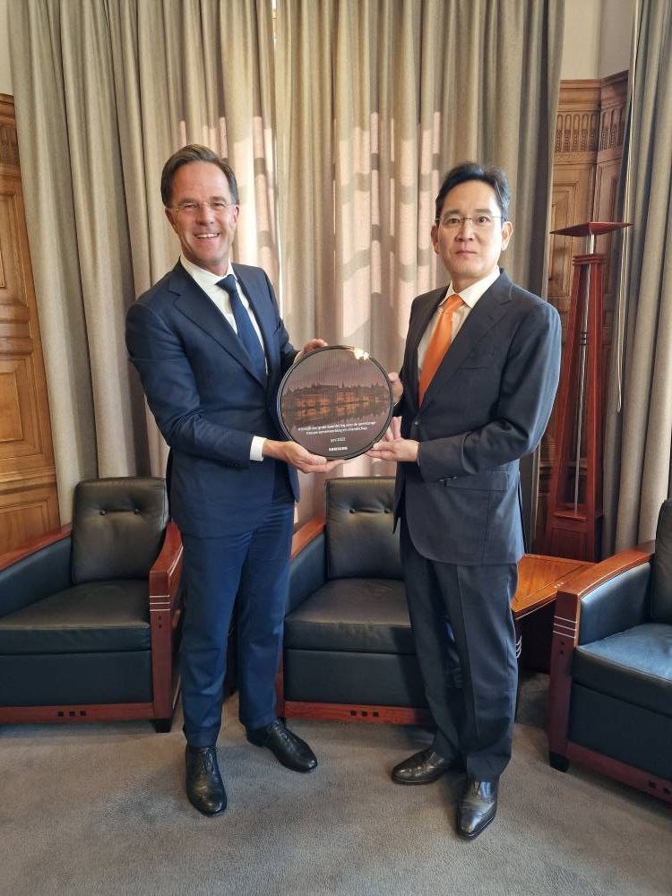 Dutch Prime Minister Mark Rutte (left) and Samsung Electronics Vice Chairman Lee Jae-yong pose at the prime minister’s office in The Hague, Netherlands, on Tuesday. (Samsung Electronics)