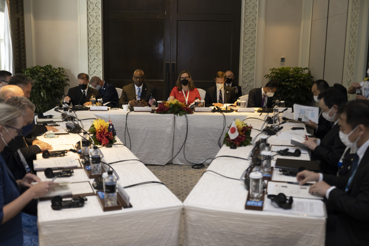 Secretary of Defense Lloyd J. Austin III hosts a tri-lateral meeting with Richard Marles, Minister for Defence of Australia and Japanese Minister of Defense Nobuo Kishi at the Shangri-La Dialogue in Singapore, June 11, 2022. (US Department of Defense)