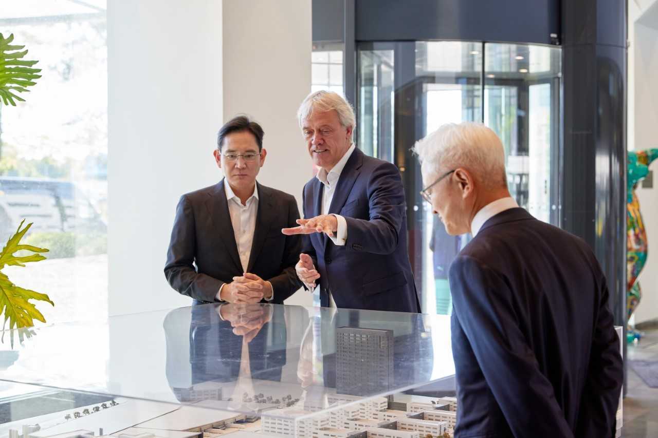 ASML CEO Peter Wennink (right) greets Samsung Electronics Vice Chairman Lee Jae-yong (left) at the Dutch chip equipment giant’s headquarters in Eindhoven, the Netherlands, on Tuesday. (Samsung Electronics)