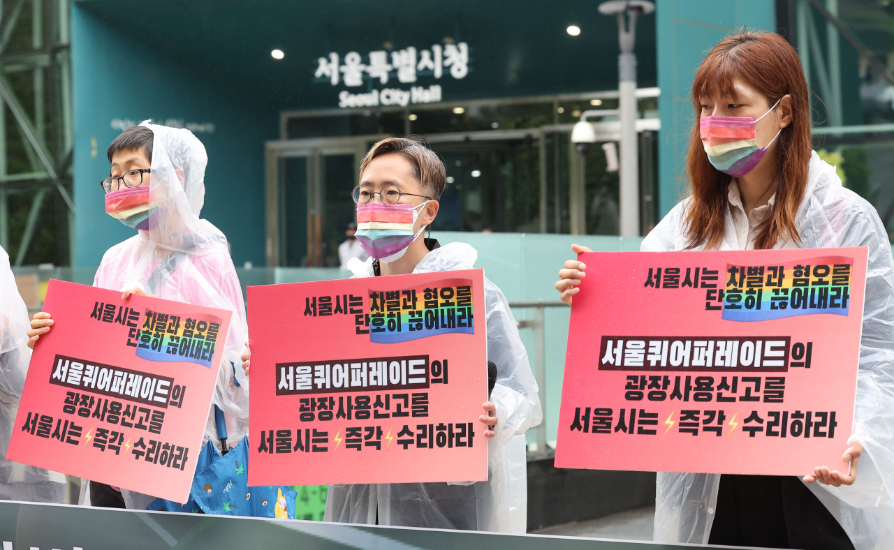 Protesters outside the city hall call on the Seoul Metropolitan Government to approve the Seoul Queer Culture Festival to go ahead on Wednesday morning. (Yonhap)