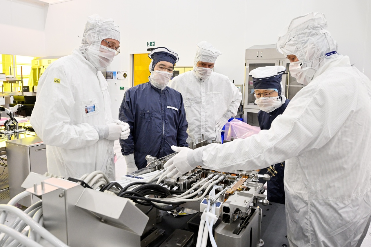 Representatives of Samsung Electronics and ASML, including Samsung Vice Chairman Lee Jae-yong (second from left), check ASML's EUV machine at ASML headquarters in Eindhoven, the Netherlands, on Tuesday. (Samsung Electronics)