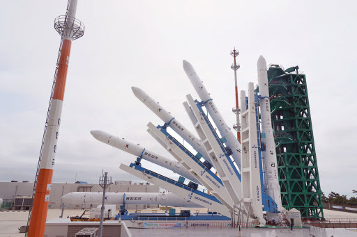 Work to erect the Korea Space Launch Vehicle-II (KSLV-II), also called Nuri, is underway for launch at the Naro Space Center in Goheung, South Jeolla Province, Wednesday. (Korea Aerospace Research Institute)