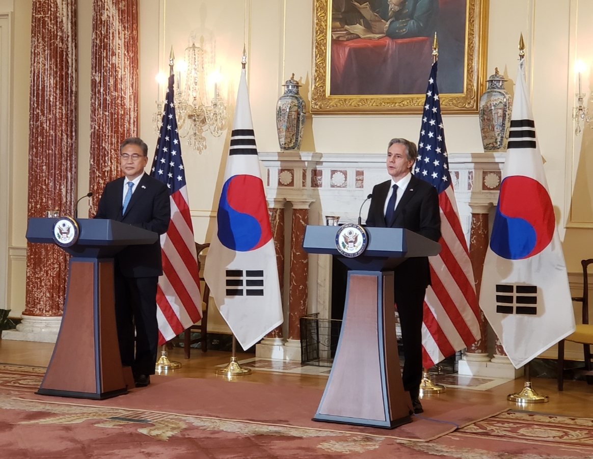 South Korean Foreign Minister Park Jin (L) and his US counterpart, Antony Blinken, hold a news conference after their talks in Washington on Monday. (Yonhap)