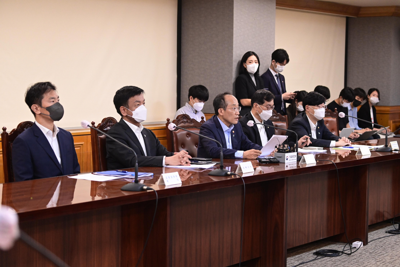 Finance Minister Choo Kyung-ho (3rd from left) speaks to reporters after holding an extended meeting on macroeconomic situations with chiefs of the Bank of Korea and top financial regulators on Thursday. (Yonhap)