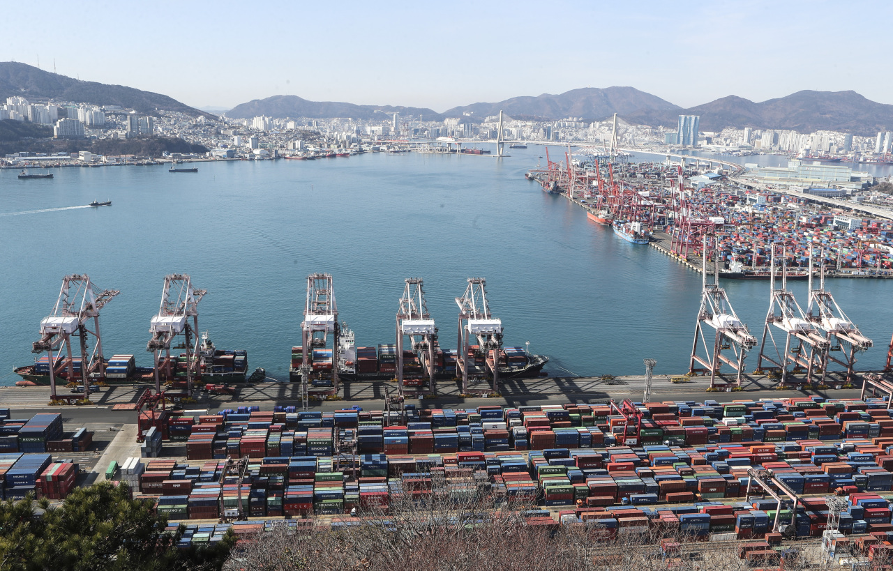 Containers are stacked up for outbound shipments at Gamman Pier in Busan on Jan. 21. According to provisional tallies by customs authorities, the country's exports came in at $34.4 billion during the first 20 days of the year, up 22 percent from a year before. (Yonhap)