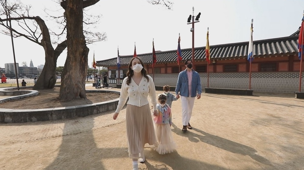 An American family visits a historical site in “Hey! First Time in KOREA?” (MBC)