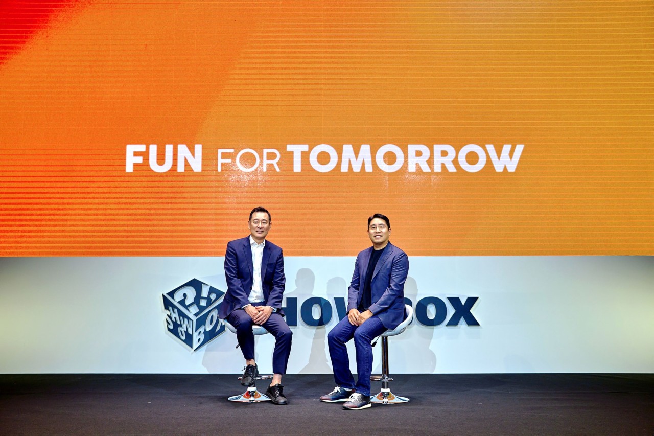 Showbox CEO Kim Do-soo (left) and Silicon Valley-based investment company Maum Capital Group Chairman Koo Bon-woong pose for photos during a media day event at Seoul Dragon City in Yongsan-gu, Seoul on Wednesday. (Showbox)