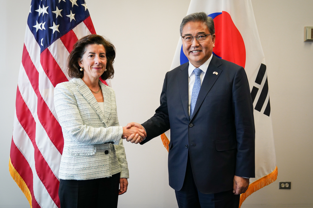South Korean Foreign Minister Park Jin (right) shakes hands with US Commerce Secretary Gina Raimondo in their meeting in Washington DC, United States on Wednesday. (Yonhap)