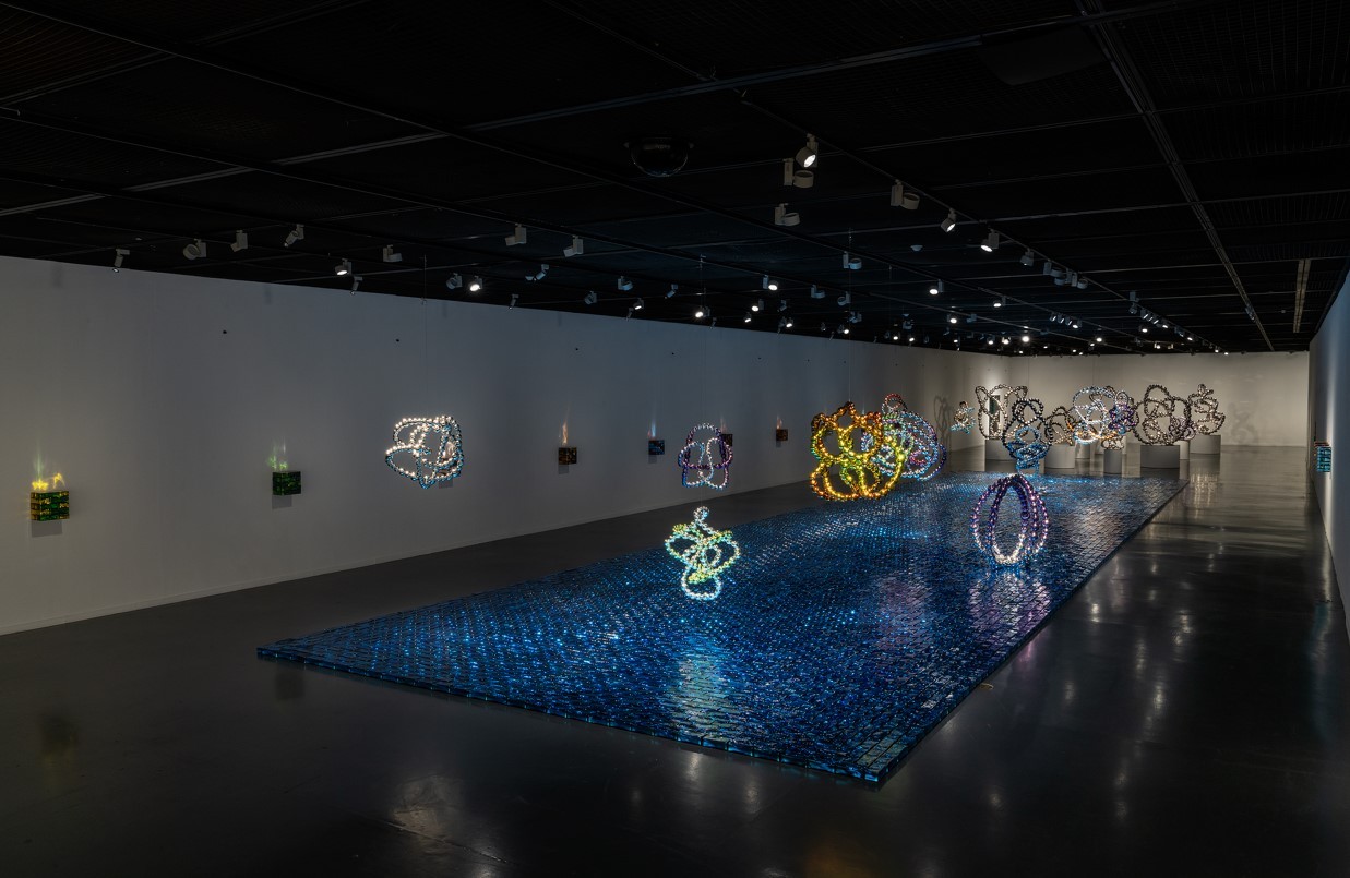 An installation view of “Riviere Bleue (Blue River)” and the “Knot” series by Jean-Michel Othoniel at Seoul Museum of Art (CJY Art Studio)