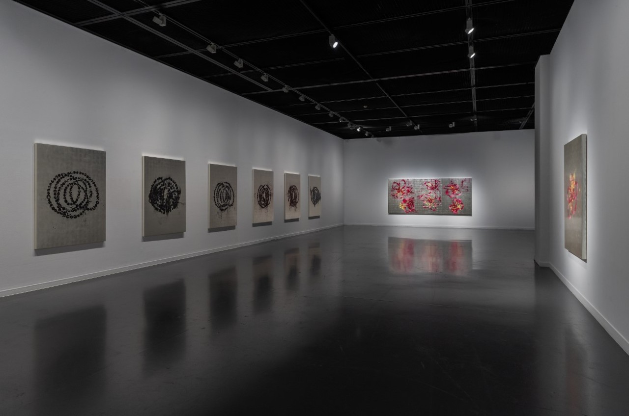 An installation view of “Plum Blossom” and “La Rose du Louvre (The Rose of Louvre)” by Jean-Michel Othoniel at Seoul Museum of Art (CJY Art Studio) 