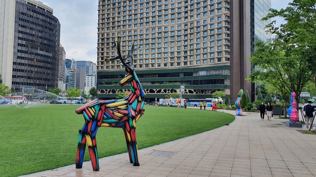 Kim Woo-jin’s “Deer” is on display at the Seoul Plaza. (Seoul Metropolitan Government)