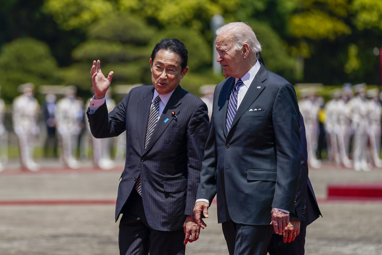 조 바이든 미국 대통령(오른쪽)이 23일 도쿄 아카사카궁에서 기시다 후미오 일본 총리와 회담하고 있다.  (파일 사진 - AP)