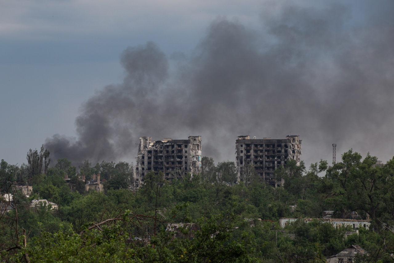 Smoke rises from destroyed blocks of apartments in the town of Popasnaya, which is controlled by the pro-Russian Luhansk People’s Republic. (TASS-Yonhap)