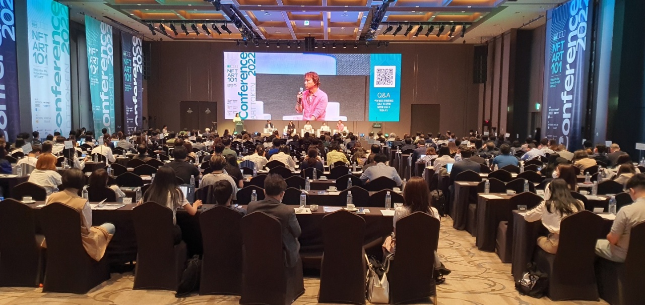 Some 500 audience members attend the NFT Art 101 Conference on Friday at Seoul Dragon City Hotel in Yongsan-gu, Seoul. (ArtToken)