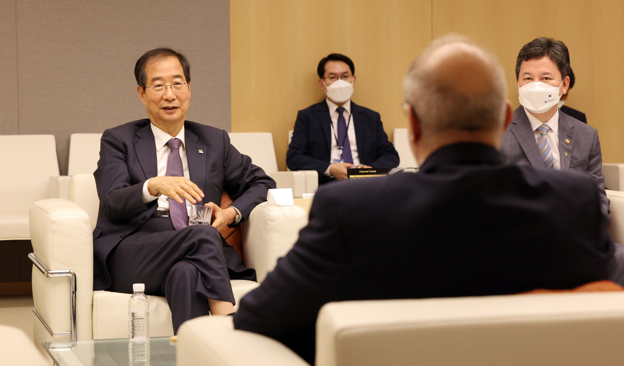 Prime Minister Han Duck-soo (left) meets with French Ambassador Philippe Lefort at Incheon Airport, Sunday, ahead of his business trip to Paris. Yonhap