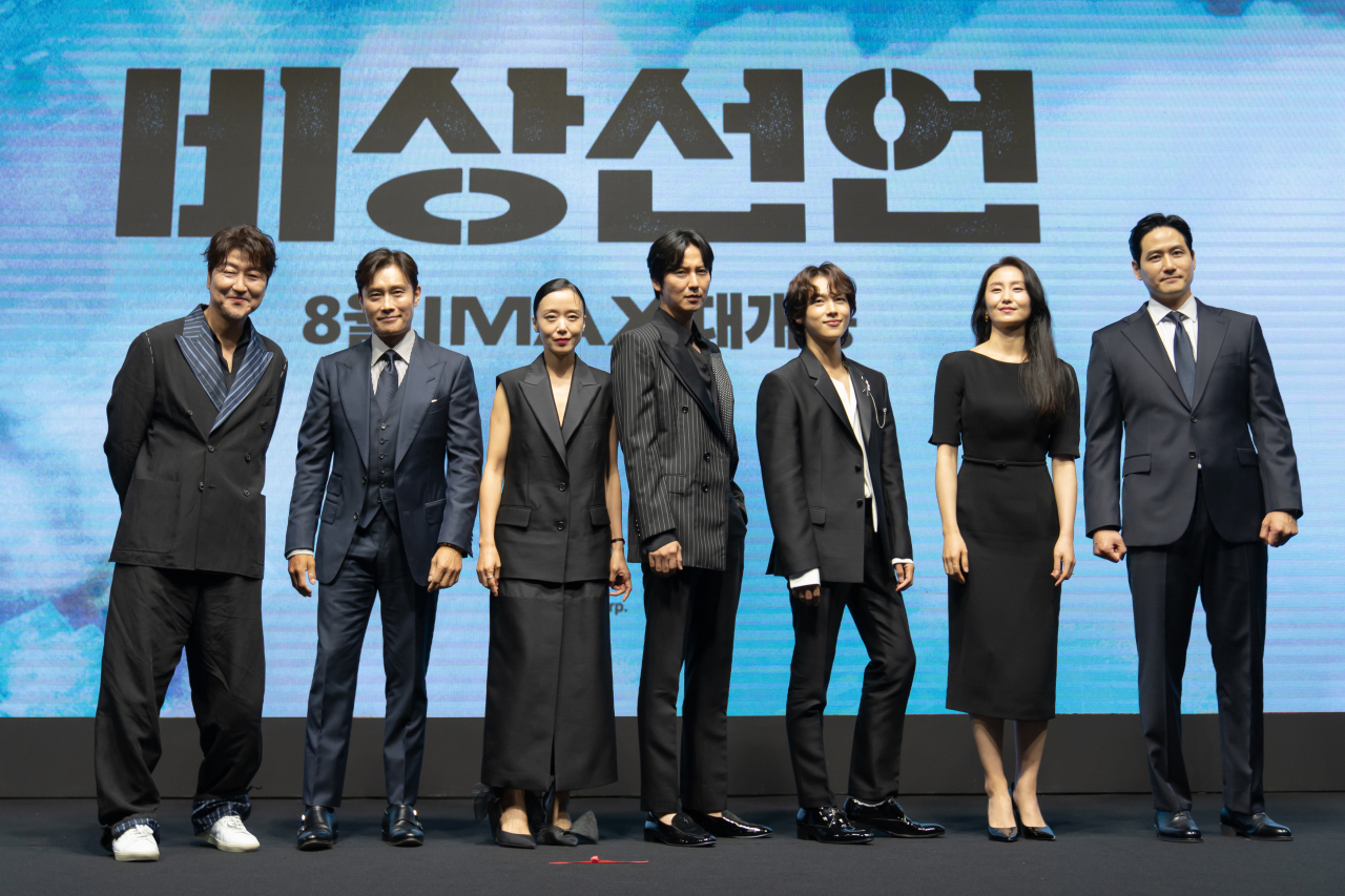 From left: Actors Song Kang-ho, Lee Byung-hun, Jeon Do-yeon, Kim Nam-gil, Yim Si-wan, Kim So-jin and Park Hae-joon pose before a press conference for “Emergency Declaration” at the Westin Josun Seoul on Monday. (Showbox)