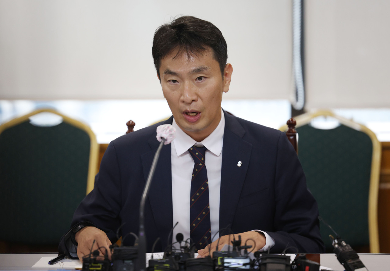 Lee Bok-hyun, chief of the Financial Supervisory Service, holds a meeting with local bank CEOs in Seoul on Monday. (Yonhap)